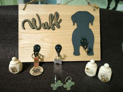 Ein Holzschild mit dem Hund und Wuff darauf