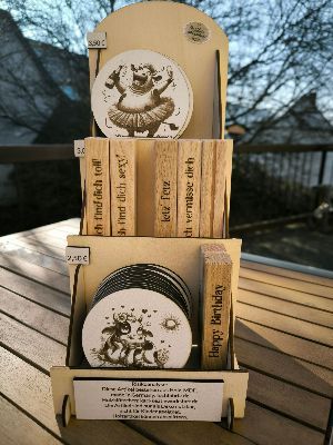 Eine Präsentation von Holzdeko und auf einem Holztisch.