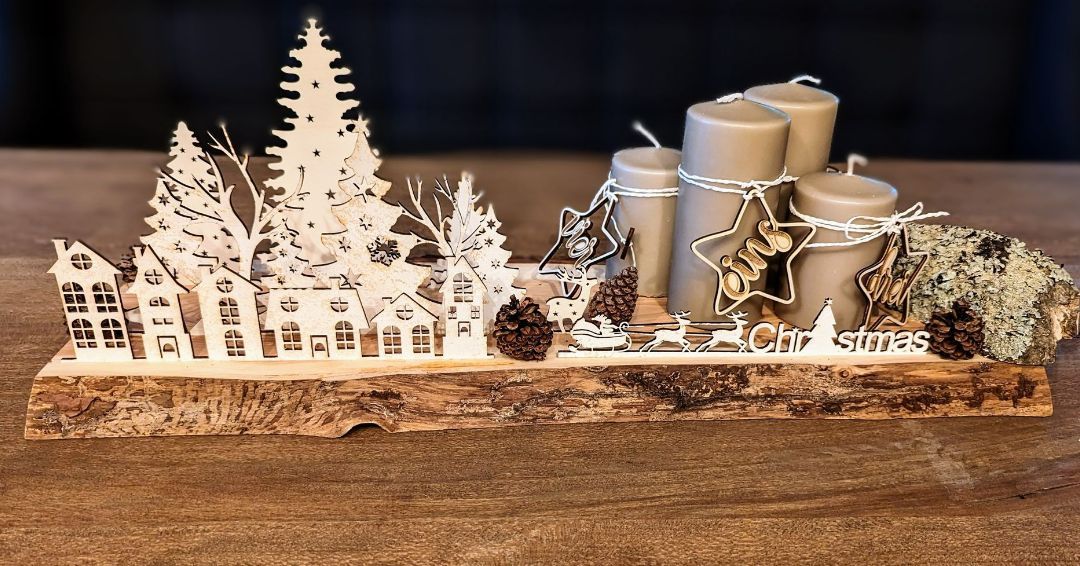 Eine hölzerne Weihnachtsdekoration mit Kerzen und Bäumen auf einem Holztisch.