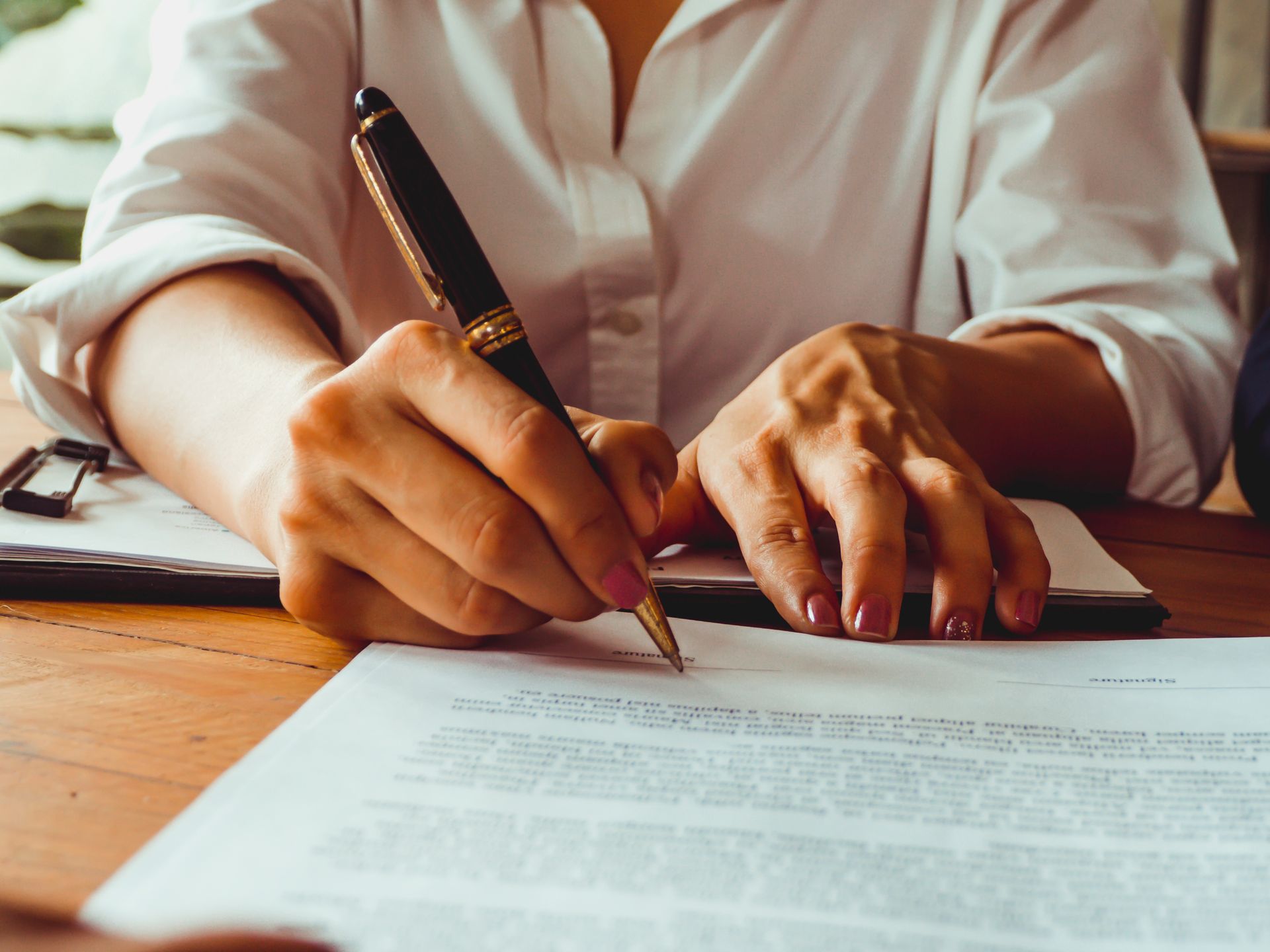 Une personne qui signe un document.