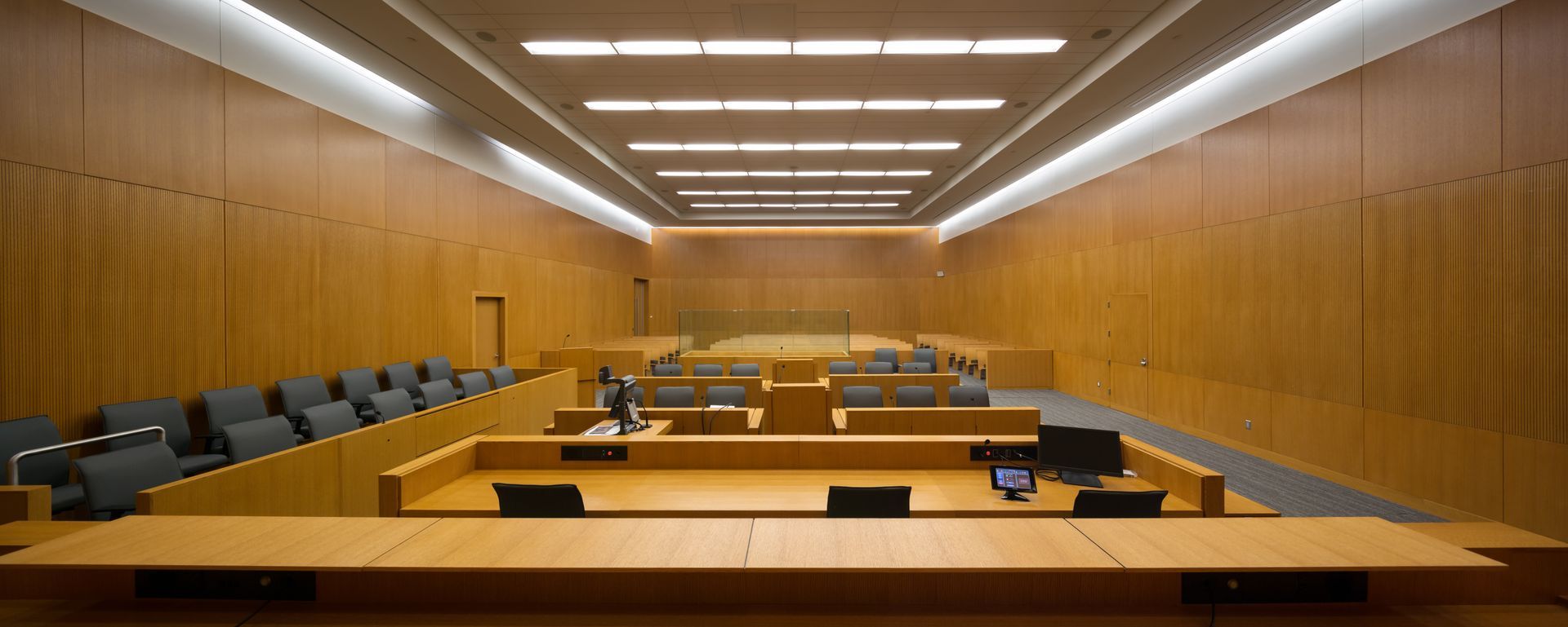 Une salle d'audience d'un tribunal.