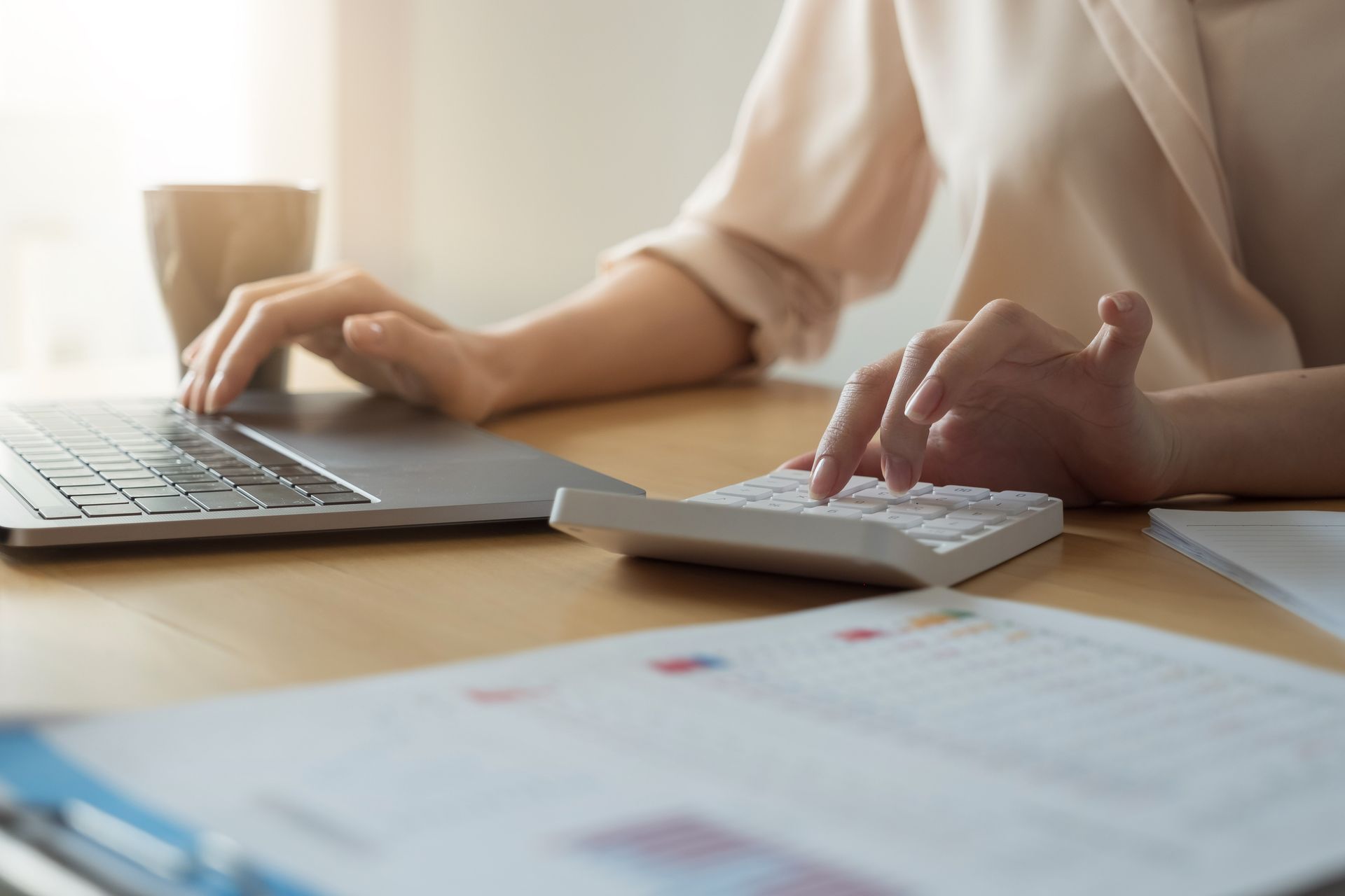 Une personne qui effectue un calcul sur une calculatrice.