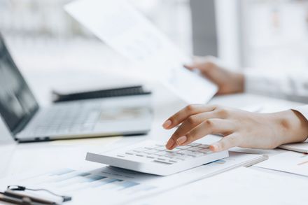 Une personne qui tape un calcul sur une calculatrice.