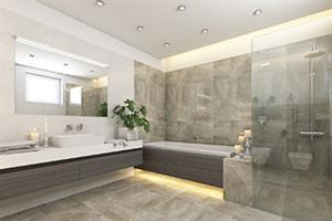 Ein Badezimmer mit Badewanne, Waschbecken, Spiegel und ebenerdiger Dusche.