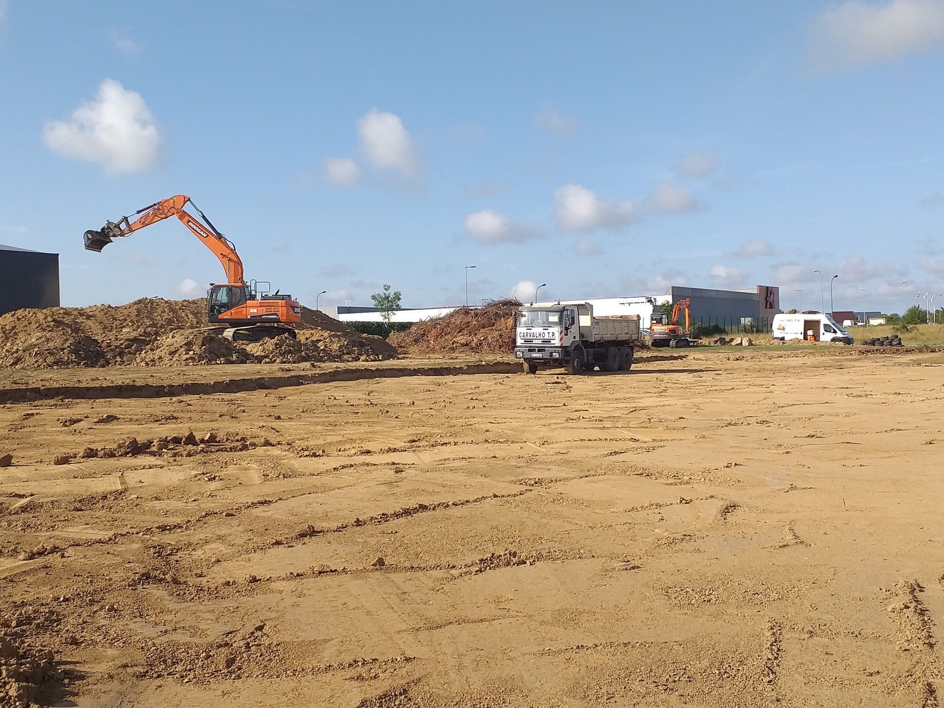 Chantier de construction avec un camion et un camion-benne en action