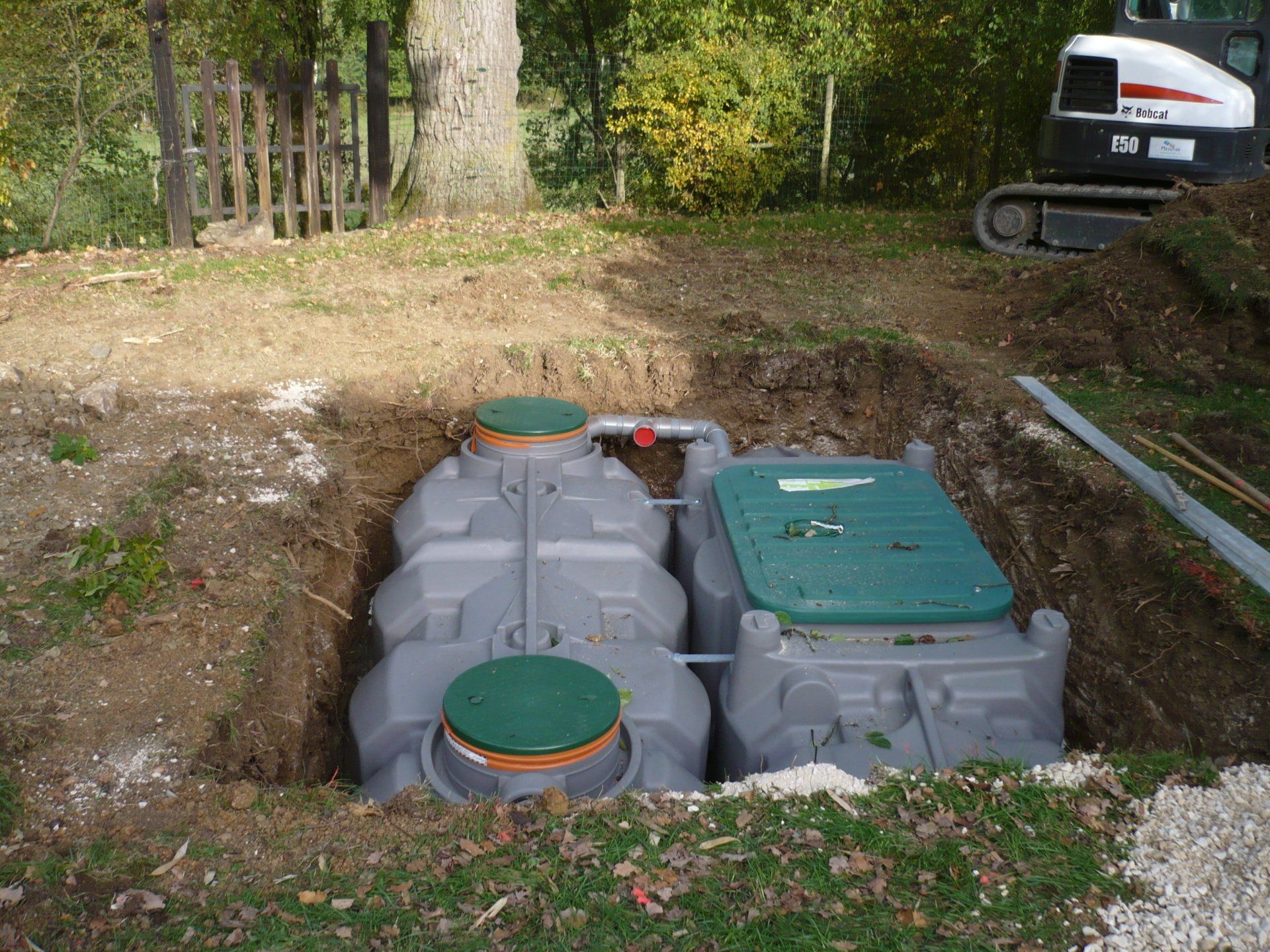 Fosse d'assainissement installée et enterrée