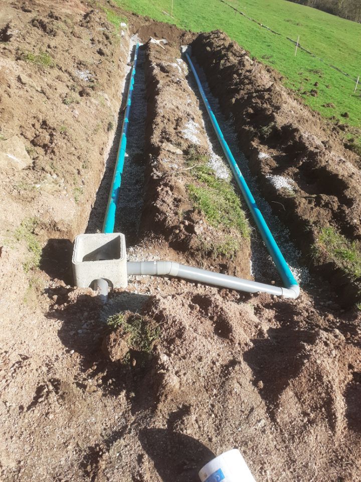 Tranchées pour installer un système d'assainissement