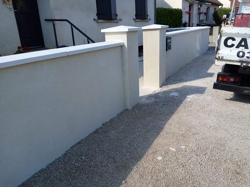 Muret blanc portail en maçonné