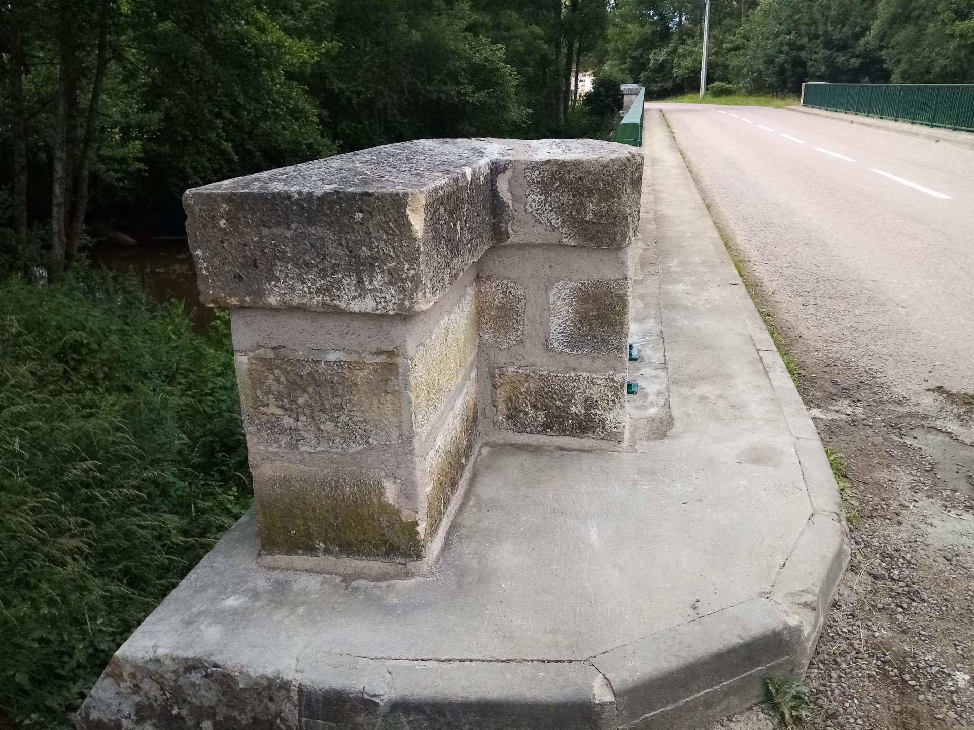 Mur de pierre solide