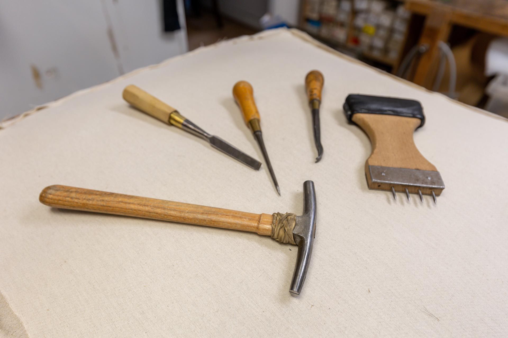 Des outils de tapissier-matelassier