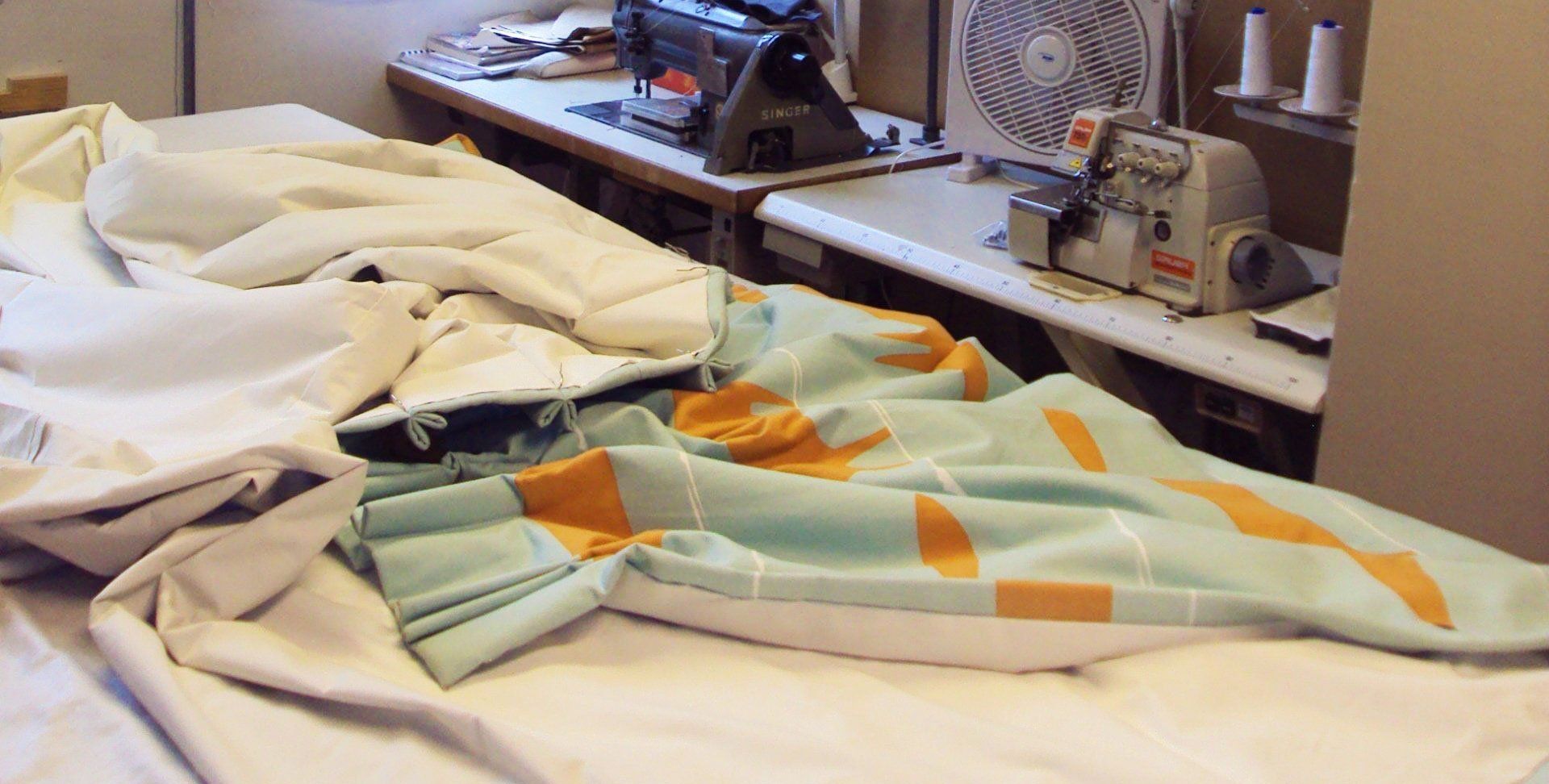 Des tentures avec motifs végétaux sur un établi de couture