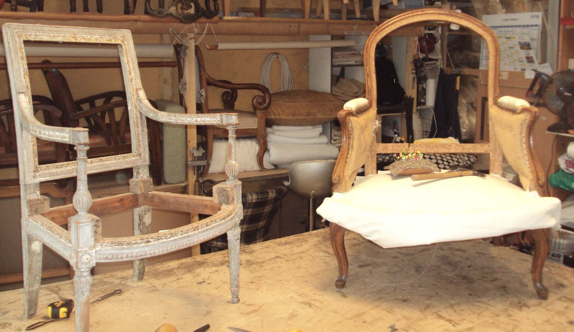 Les armatures en bois de deux fauteuils pour une réfection totale