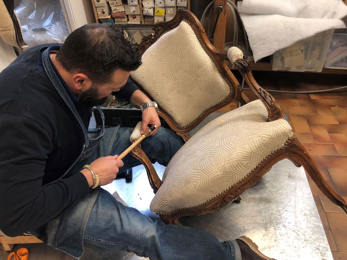 Artisan de Garnero s'occupant du cloutage d'un Cabriolet Louis XV