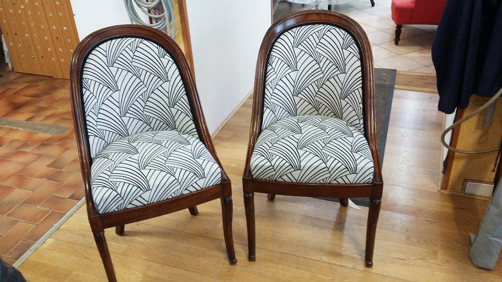 Une paire de chaises du style ARBER