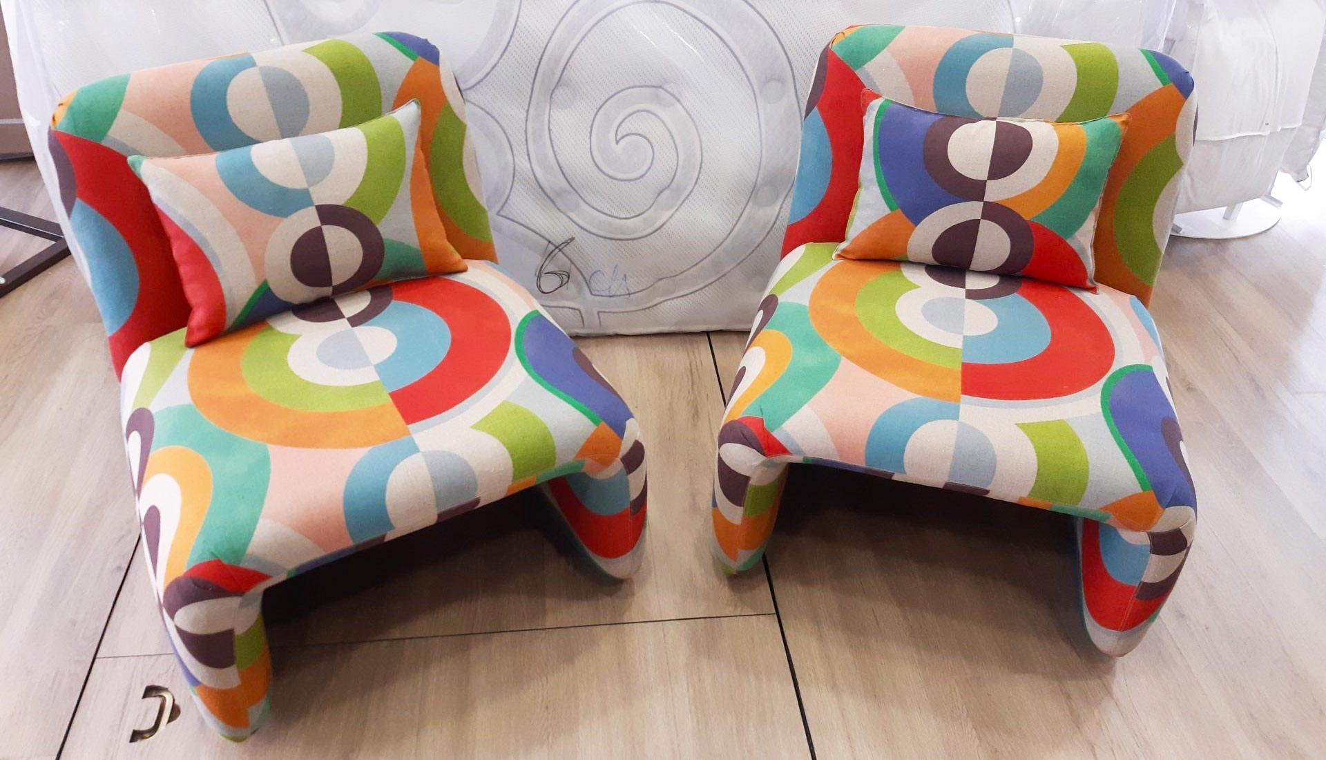 Deux fauteuils au tissus avec des motifs et des couleurs années 70
