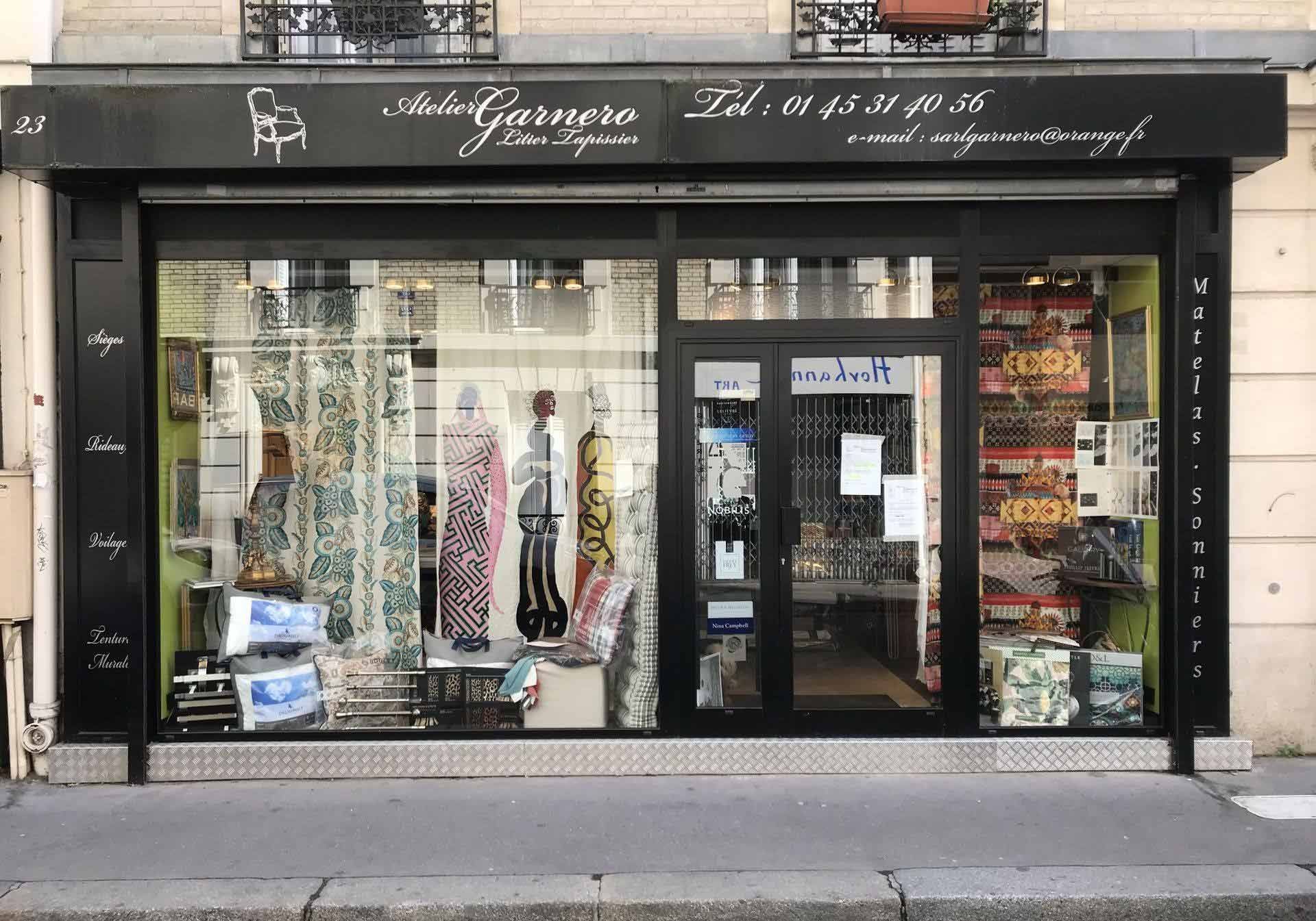 Devanture de la boutique de vente de tissus de l'atelier Garnero