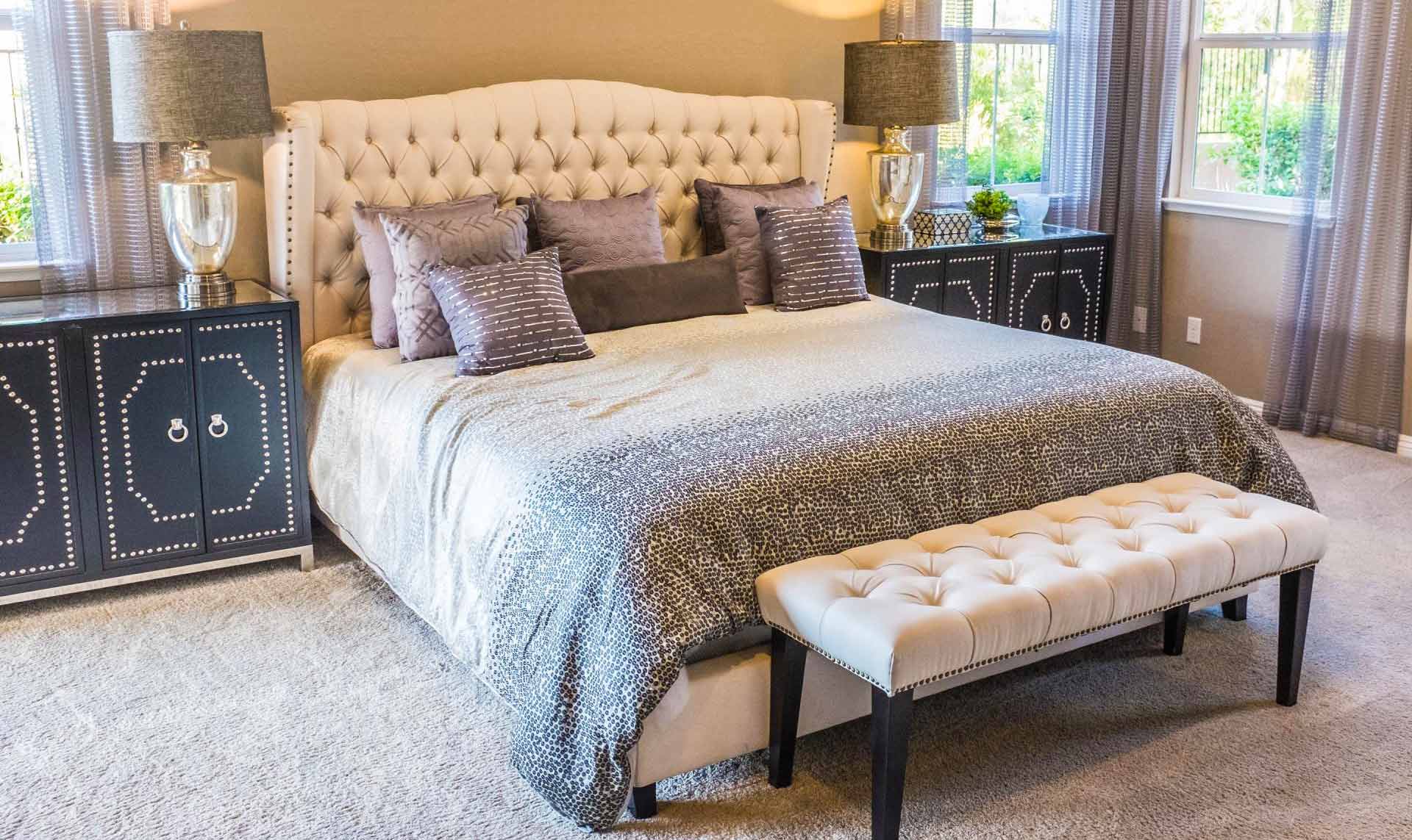 Lit double avec tête de lit et méridienne capitonnées