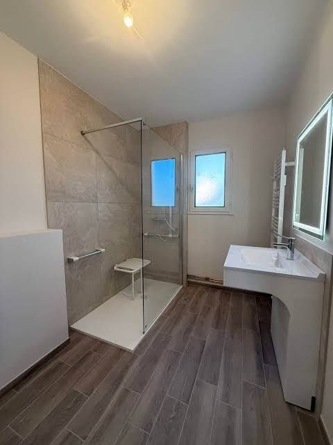 Salle de bains PMR.