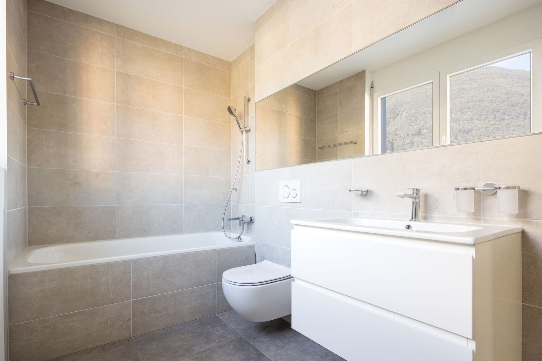Salle de bains avec vasques et sanitaire.