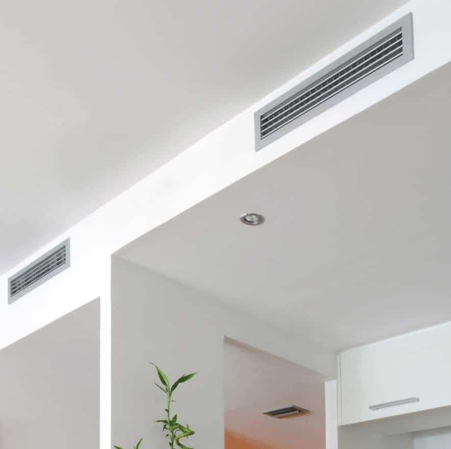 Climatisation gainable dans un mur beige.