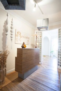 Un mostrador de recepción de madera en una habitación con suelo de madera.