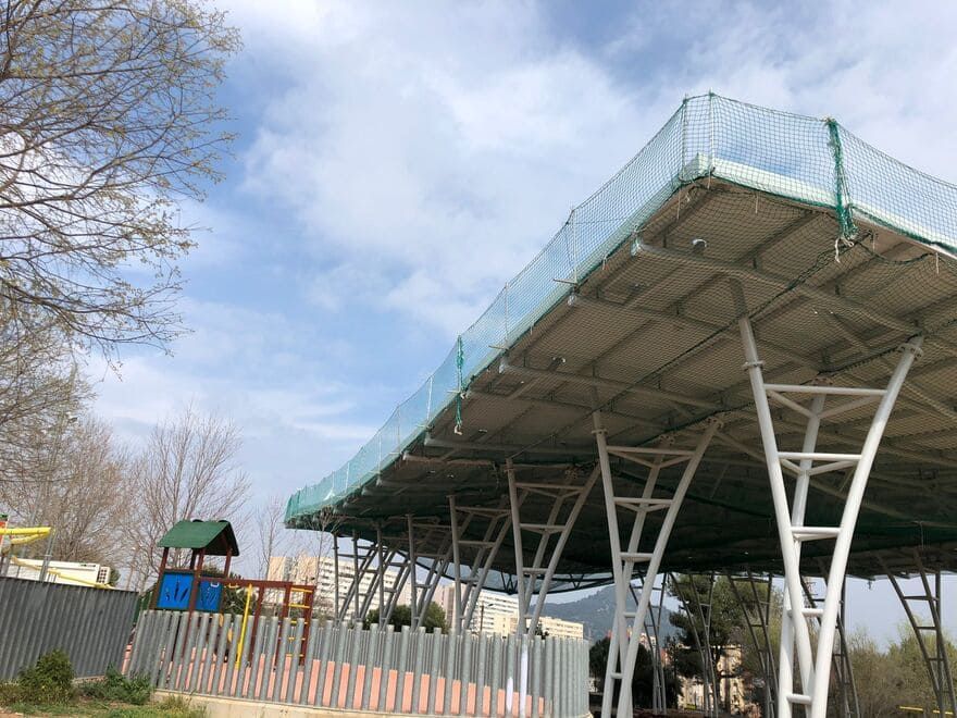 Se está construyendo un techo con red de seguridad en un parque.