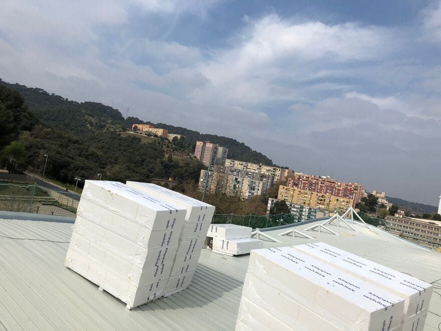 Una pila de cajas blancas colocadas encima de un tejado.