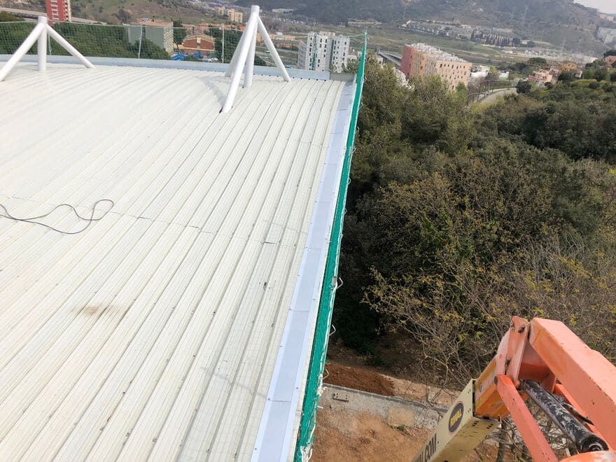Un gran techo blanco con una grúa encima.