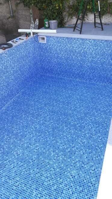 Una gran piscina con azulejos azules en el suelo.