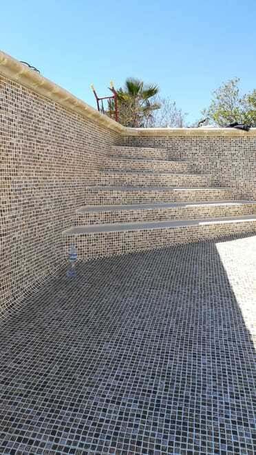 Un conjunto de escaleras que conducen a una piscina.