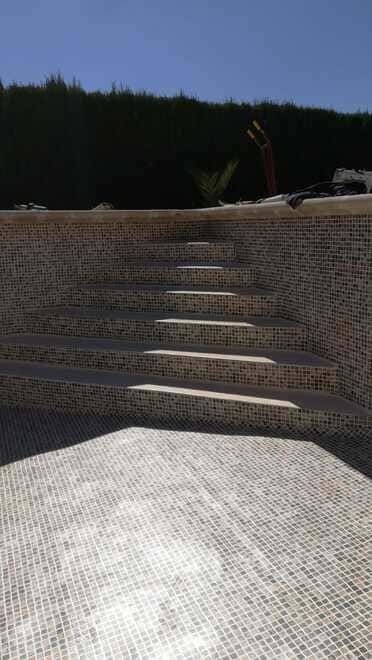 Una pared de ladrillos con escaleras que conducen a ella.