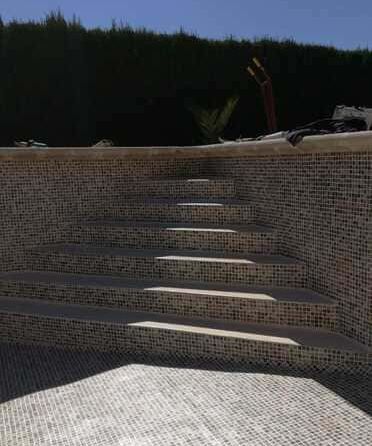 Una fila de escaleras que conducen a una piscina.