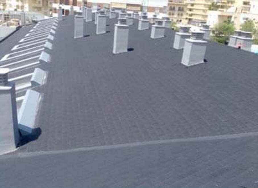 Un techo con muchas chimeneas.