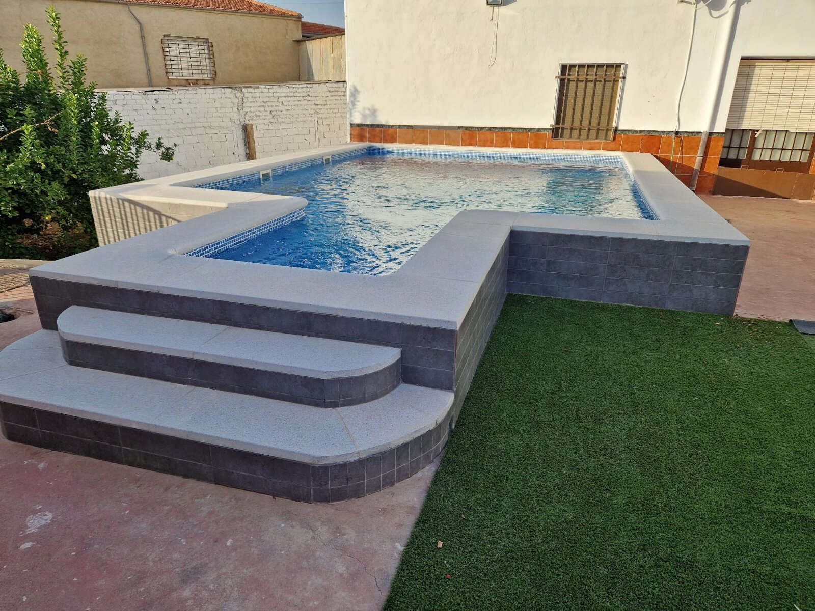 Una gran piscina con escaleras que conducen a ella.