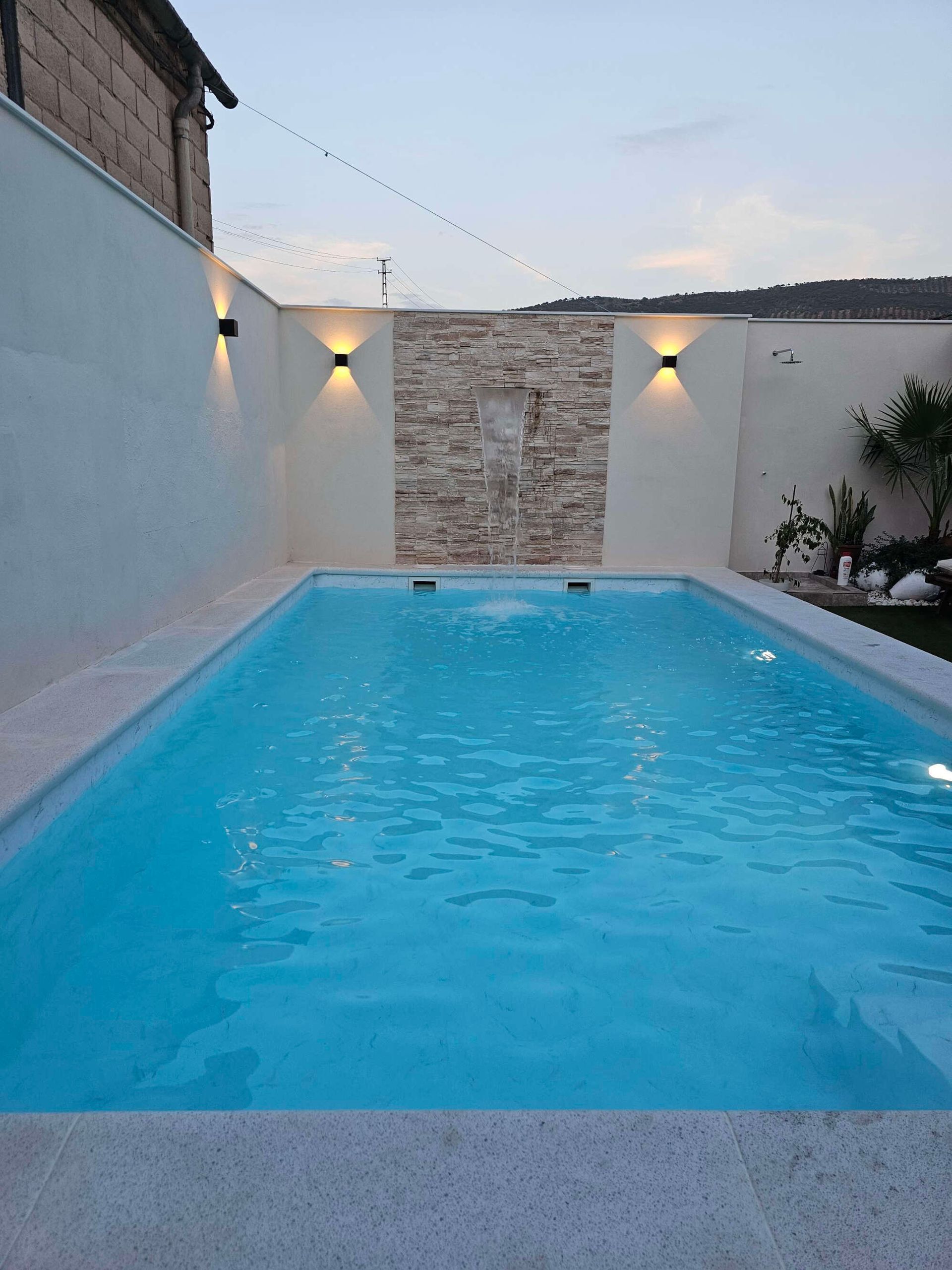 Una gran piscina con una fuente en el medio.