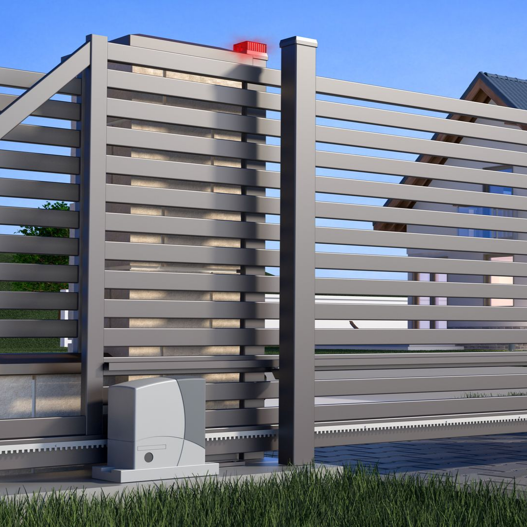 Portail coulissant en métal gris avec ouverture automatique, lumière rouge sur le dessus, extérieur.