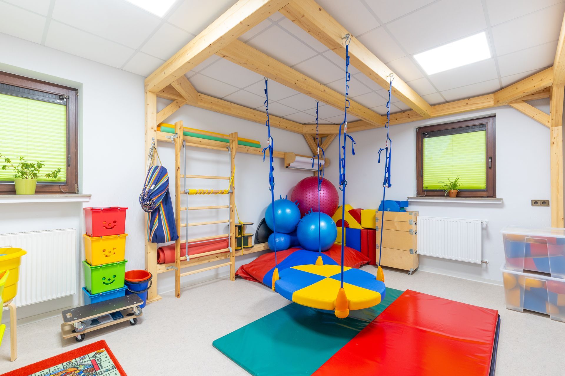In der Mitte des Raumes steht eine Schaukel.