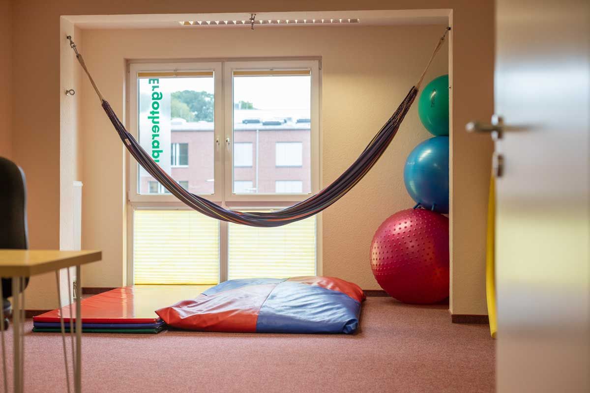 Eine Hängematte hängt von der Decke in einem Raum