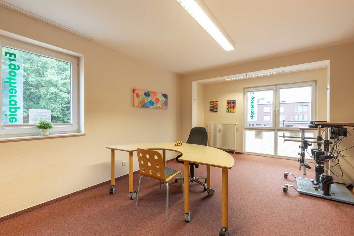 Ein Raum mit einem Tisch und Stühlen und einem Fenster