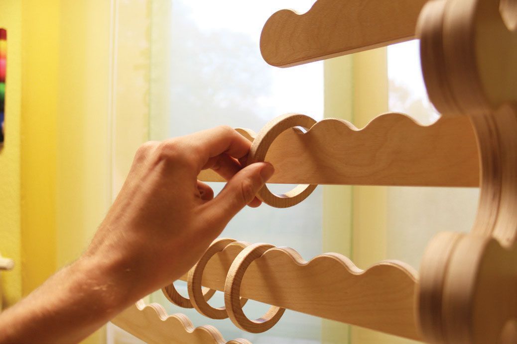 Eine Person hält einen Holzring in der Hand