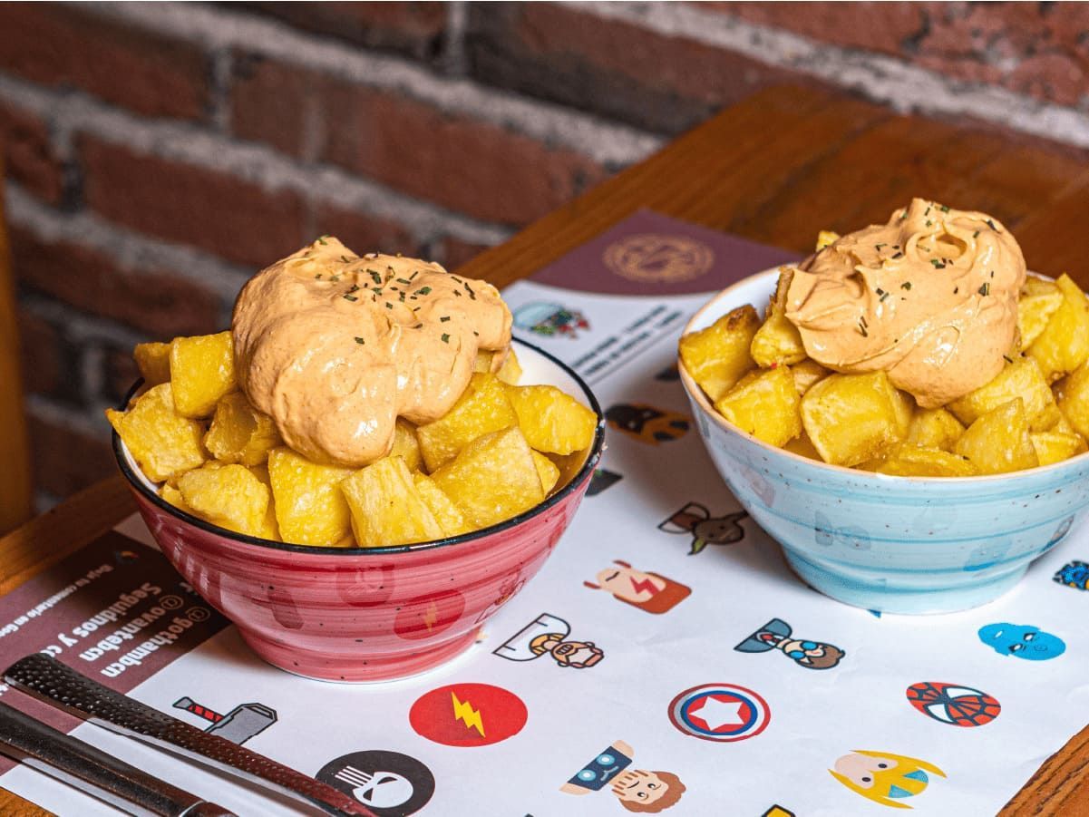 Hay dos tazones de comida sobre una mesa.
