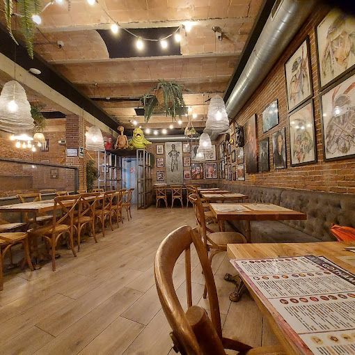 Hay muchas mesas y sillas en el restaurante.