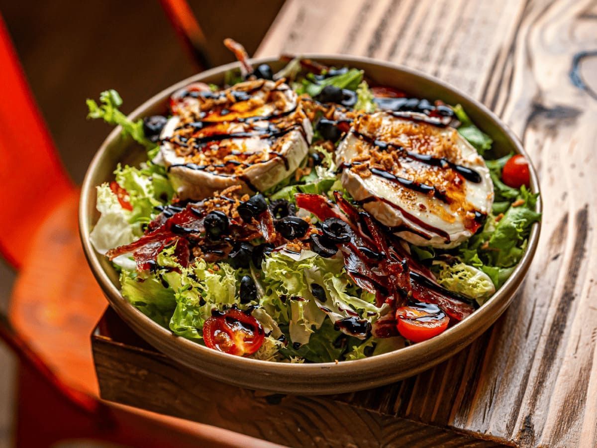 Un primer plano de un plato de comida en una mesa de madera.