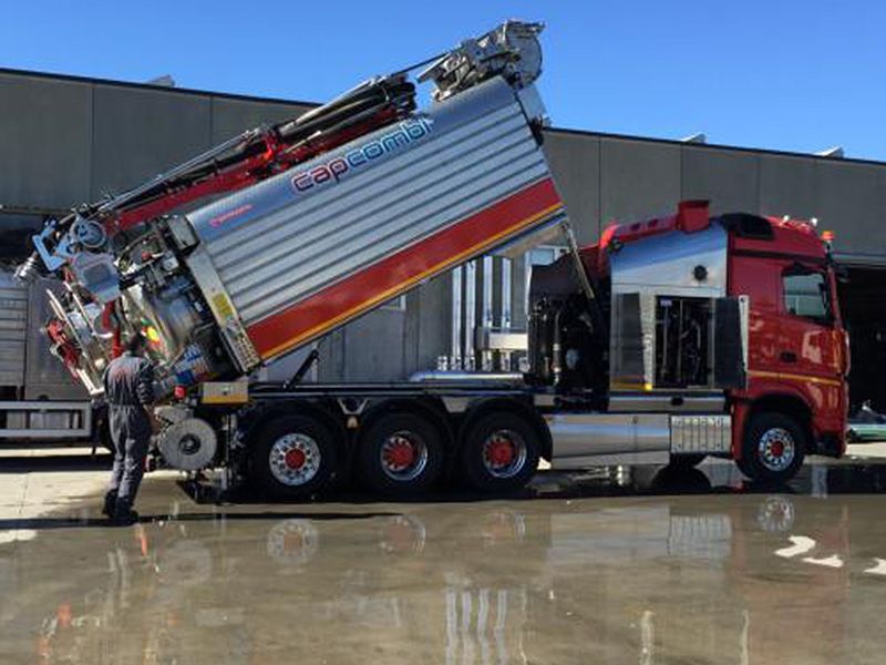 Fuhrpark mit LKW, Saugwagen und Spülwagen von Schlegel Entsorgung in München 