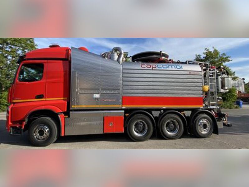 Mann reinigt ein altes verrostetes Rohr