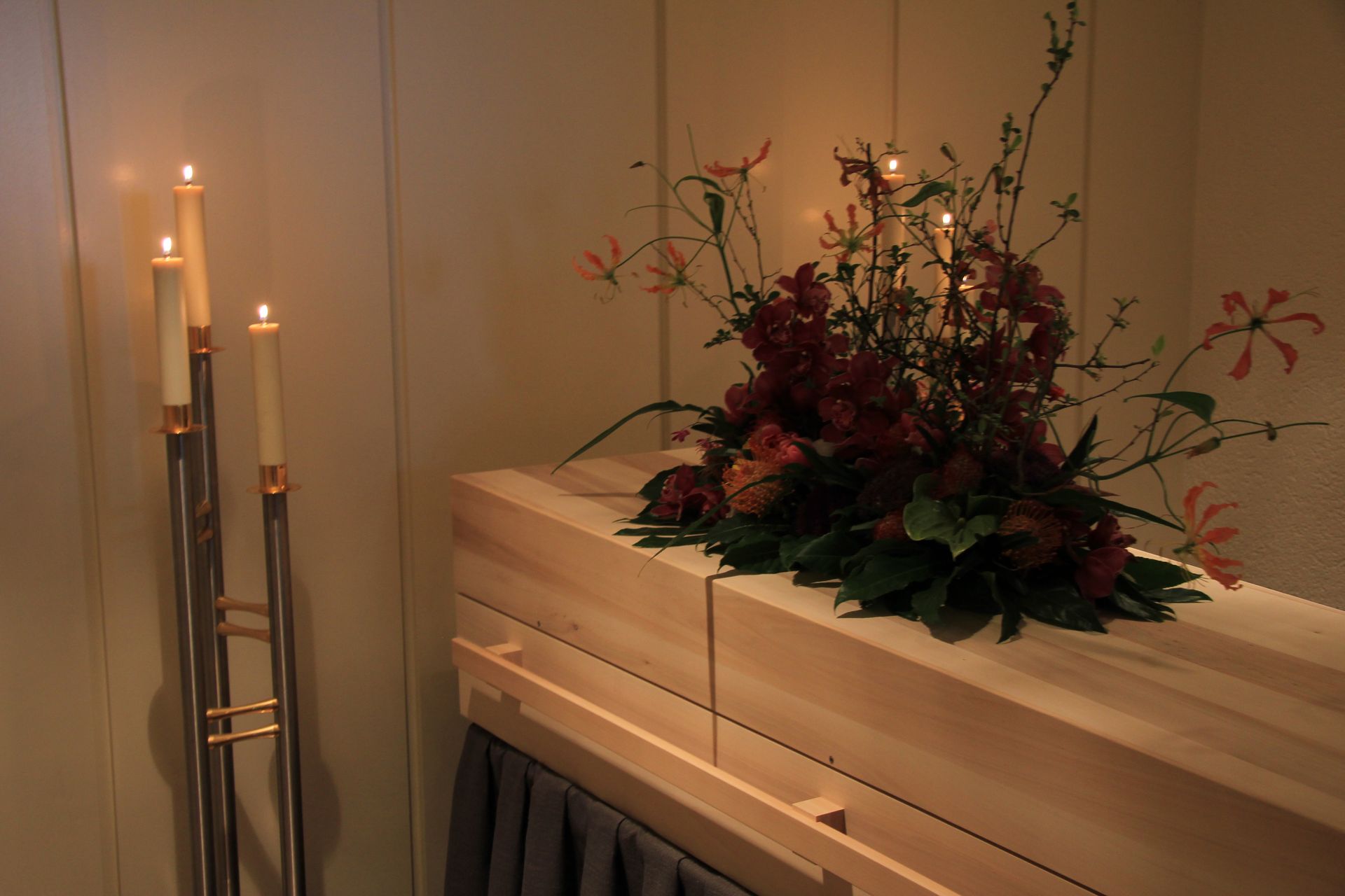 Cercueil avec un bouquet dans une chambre funéraires