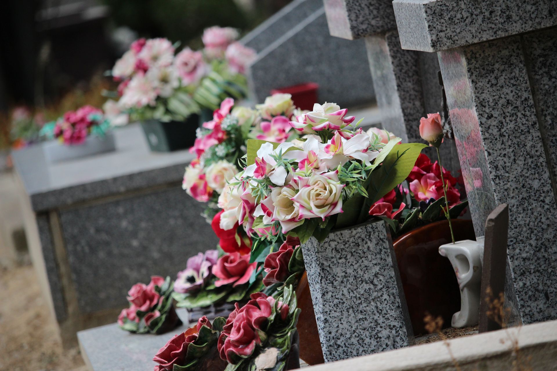 Monument funéraire avec des couronnes de fleurs