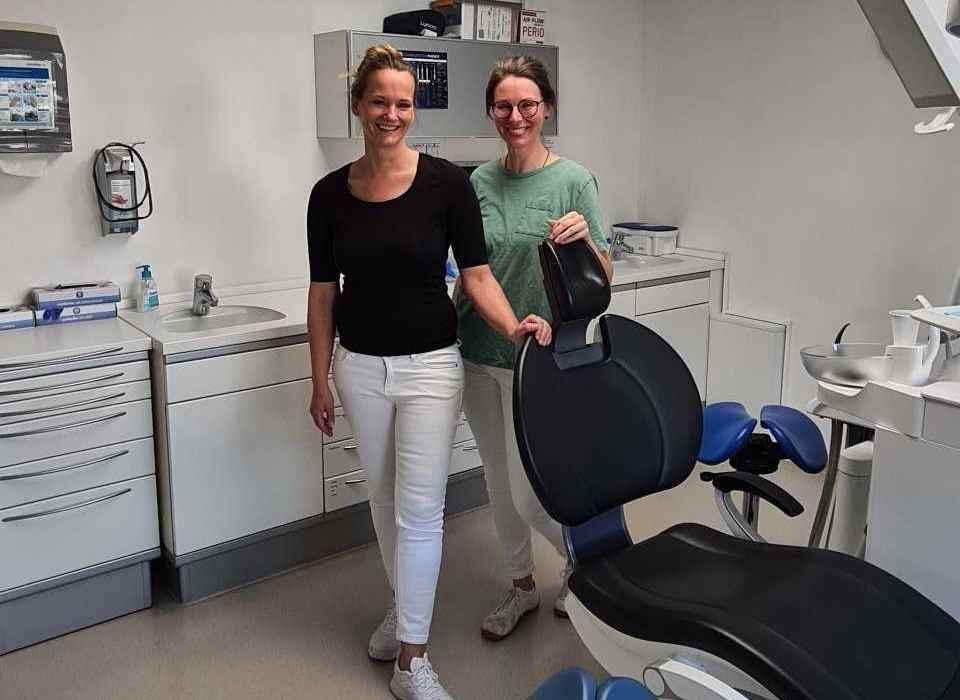 Zwei Mitarbeiterinnen von Dr. Robert Folosea