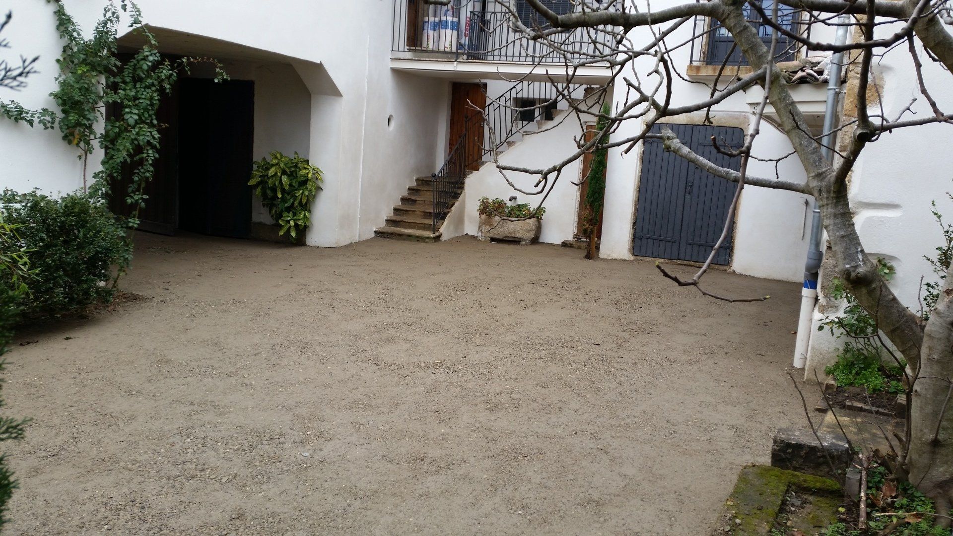 Photo de cour en gravillon qui représente notre activité 