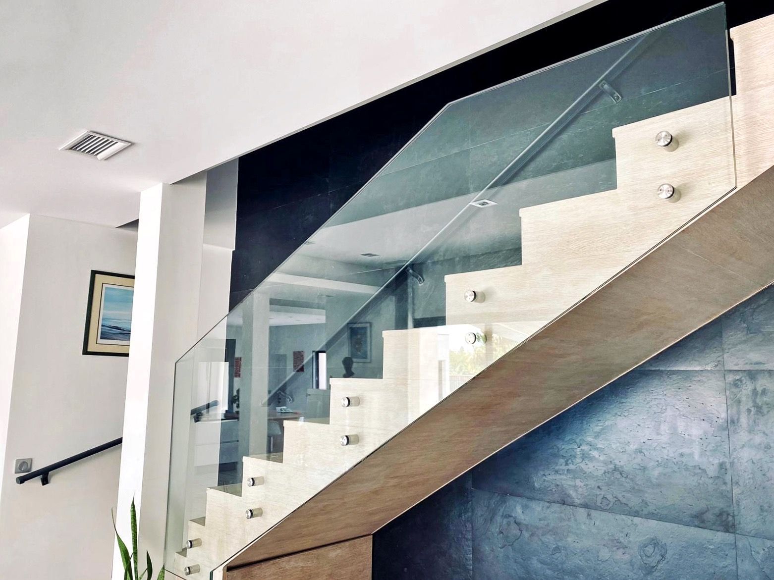 Garde-corps en verre sur escalier en pierre